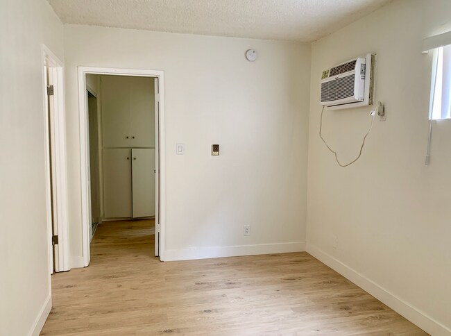 Building Photo - Cozy 1 bedroom unit located in Canoga Park...