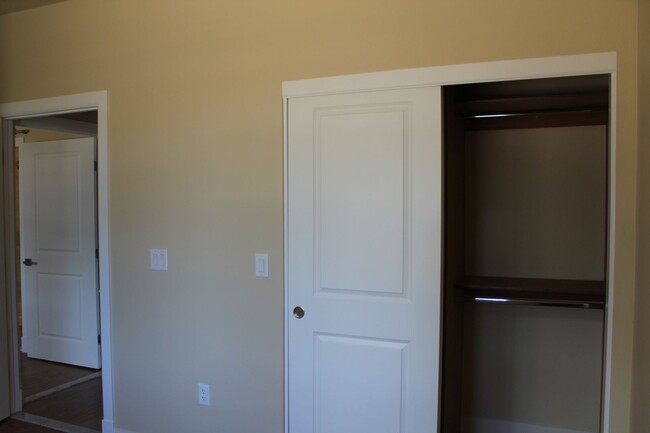 Building Photo - Newer 2 bed / 2 bath Bison Cove Condo