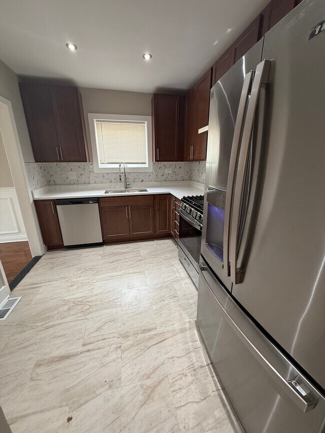 Building Photo - 10154 S Calumet Ave