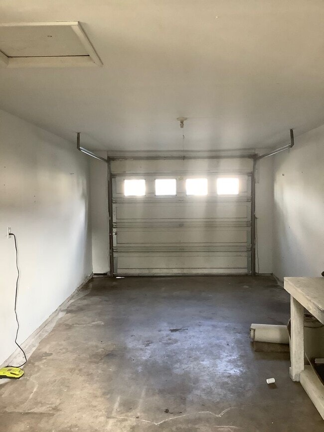 Building Photo - 2081