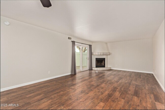 Building Photo - 1424 N Dorsey Ln