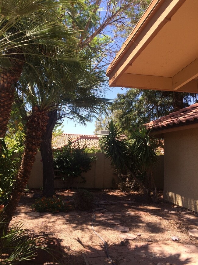 Building Photo - Beautiful 55+ Ahwatukee neighborhood spaci...