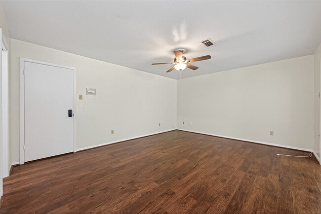 Building Photo - 1701 Mistletoe Ln