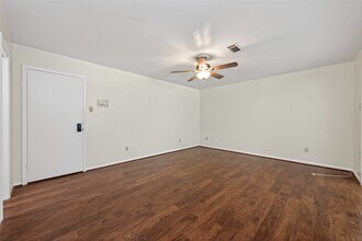 Building Photo - 1701 Mistletoe Ln