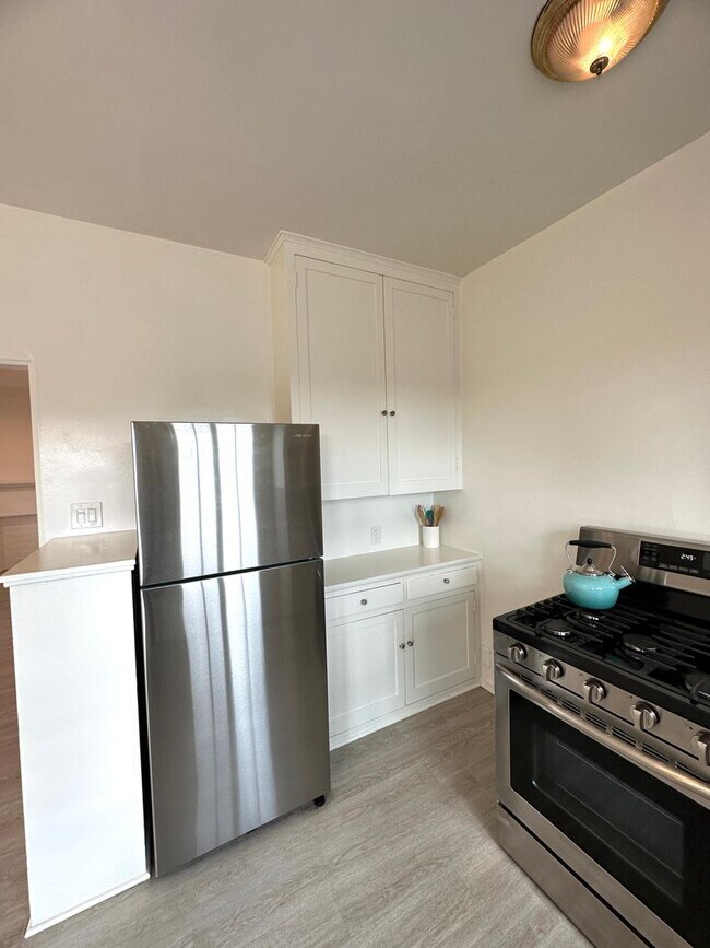 Building Photo - Vintage Style 1+1 - New Kitchen Appliances, Plank Floors, Balcony, pet friendly