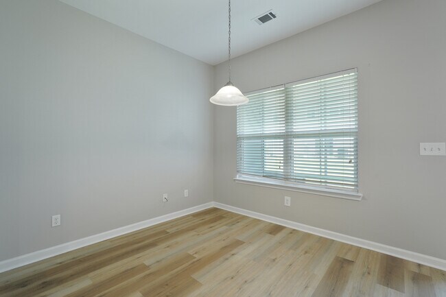 Building Photo - 10 Brown Thrasher Ct