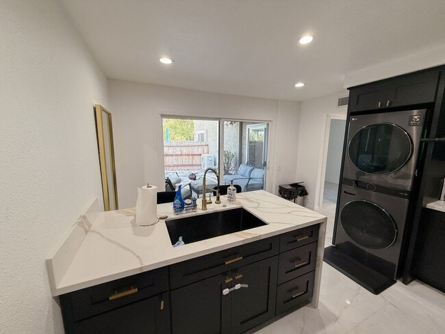 Building Photo - Renovated 3 Bedroom, 2 Bath Townhome with ...