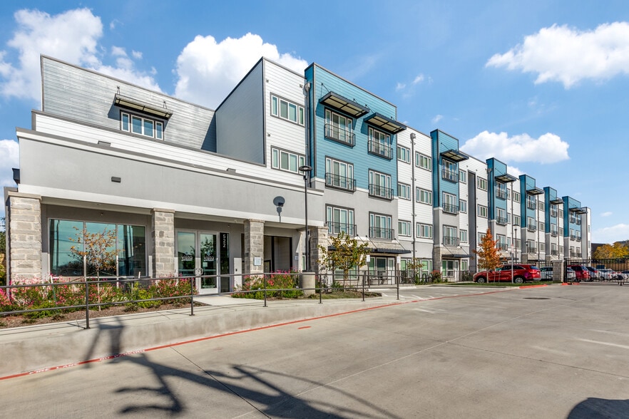 Primary Photo - Vista at Everest