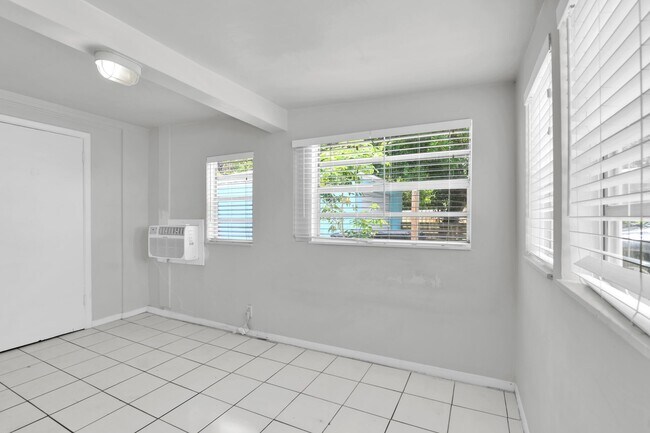 Building Photo - 817 N J St