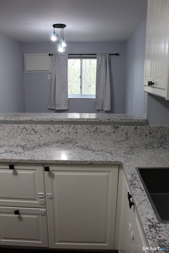 Building Photo - 8 Rose Ln