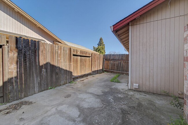 Building Photo - Freshly Updated 4-Bedroom Home with Central A/C & Garage