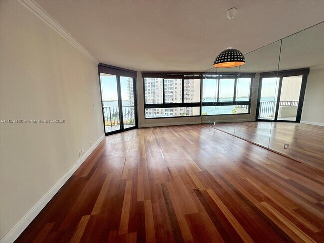 Building Photo - 520 Brickell Key Dr