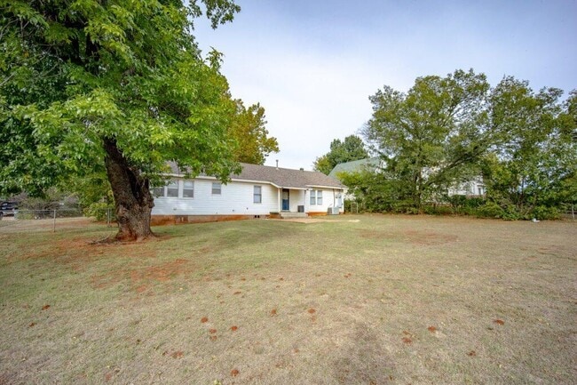 Building Photo - 1020 E Hurd St