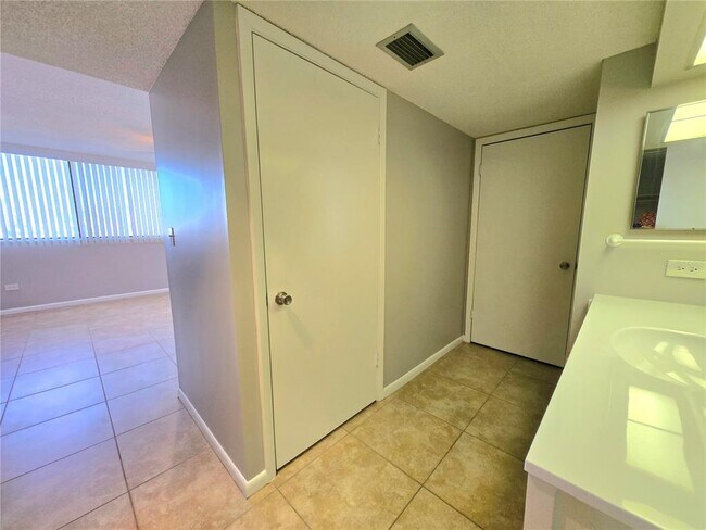 Building Photo - 500 Treasure Island Causeway