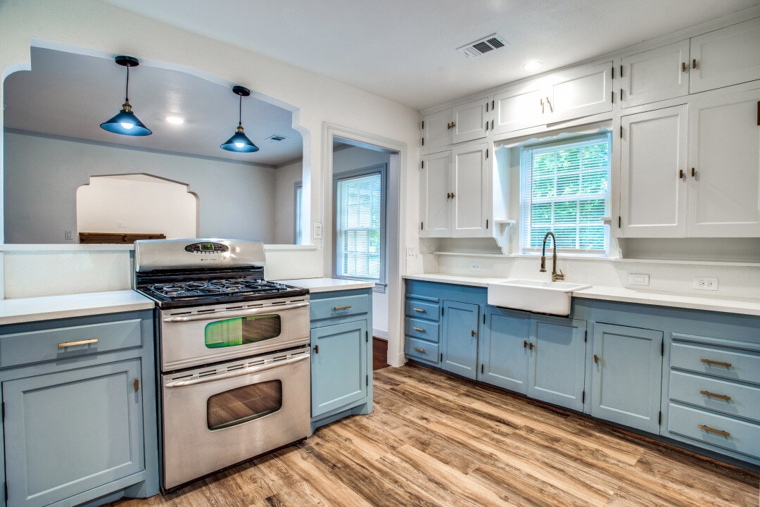 Building Photo - 133 E 7th St