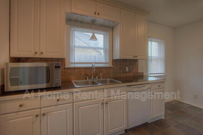 Building Photo - 1133 S Oswego Ave