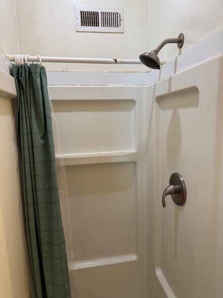 Shower - 416 Wren Way