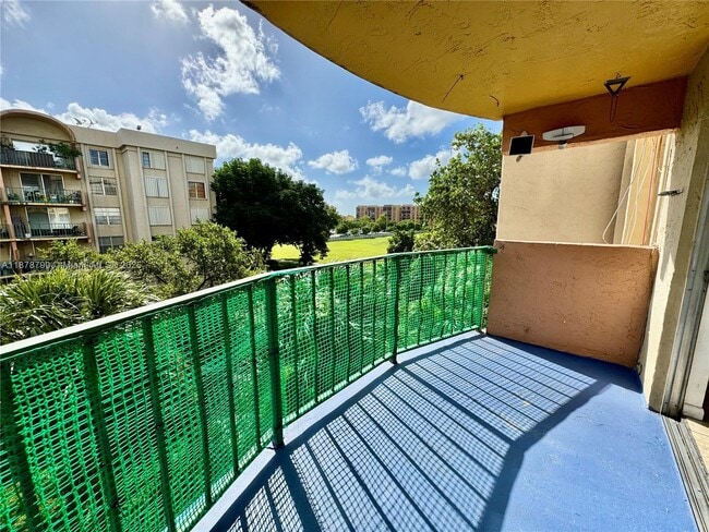 Building Photo - 9360 Fontainebleau Blvd