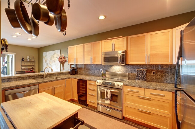 Building Photo - Great Priced Westlake Condo with Electric ...