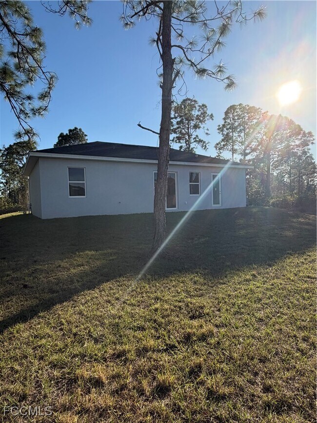 Building Photo - 1037 Macy St E