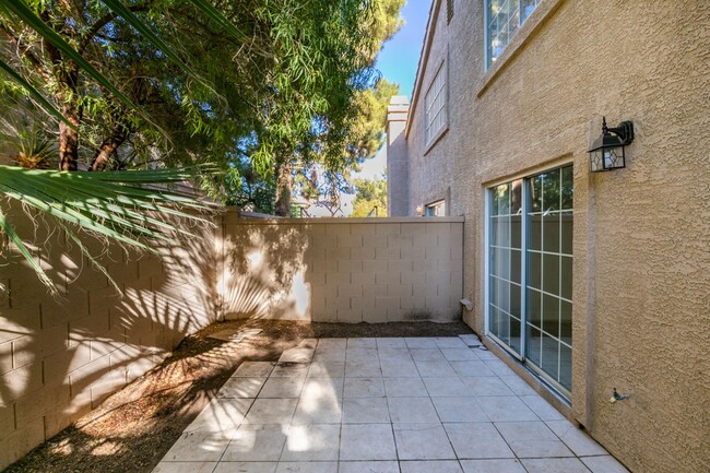 Building Photo - Stunning Townhouse in Prime Green Valley L...