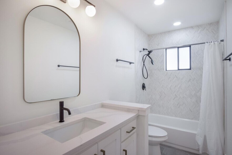 Building Photo - Bright Northwest Dallas home on large quarter-acre lot