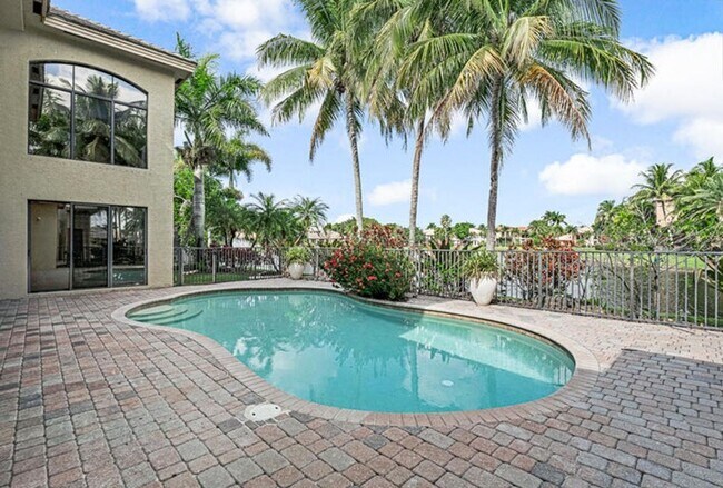 Building Photo - 10513 Versailles Blvd