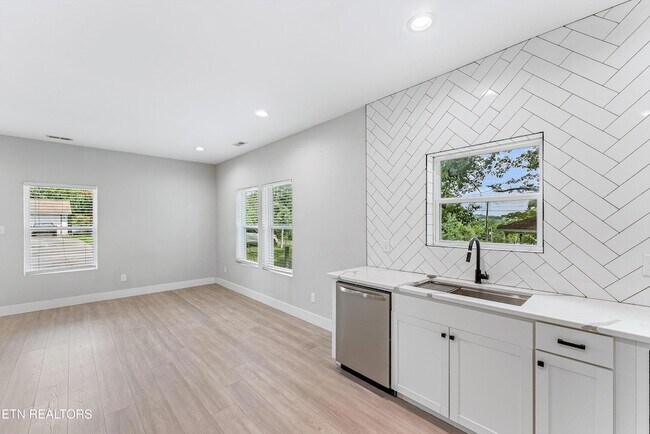 Building Photo - 5004 Knoxwood Dr