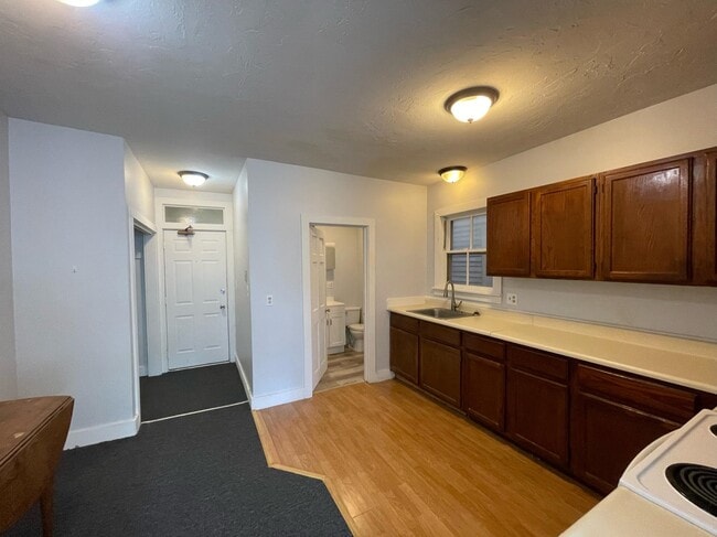 Building Photo - 408 Central St