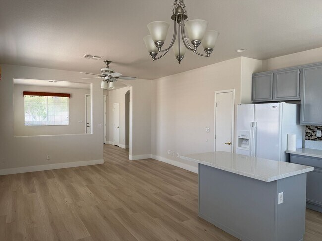 Building Photo - 3bd/2bath Single Story Home!