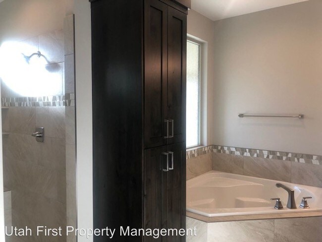 Building Photo - 4 br, 3 bath House - 358 S Buckthorn Lane