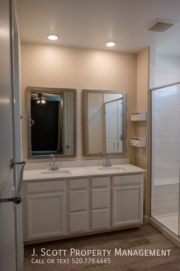 Building Photo - 449 Pinnacle Ridge Dr