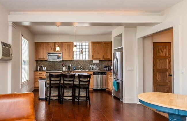 Building Photo - 404 S 5th Ave