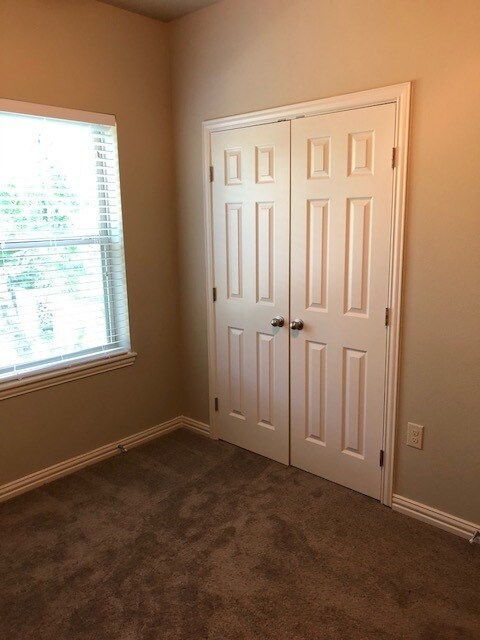 Building Photo - ***4 Bedroom, 2.5 Bath Townhouse**** Walking distances to UNT****