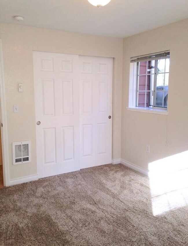 Building Photo - 15433 Country Club Dr