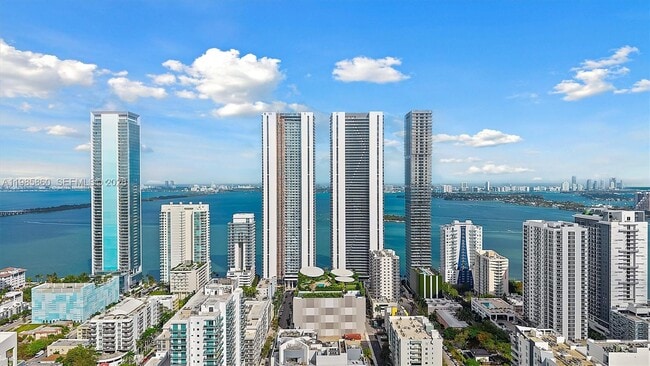 Building Photo - 700 NE 24th St