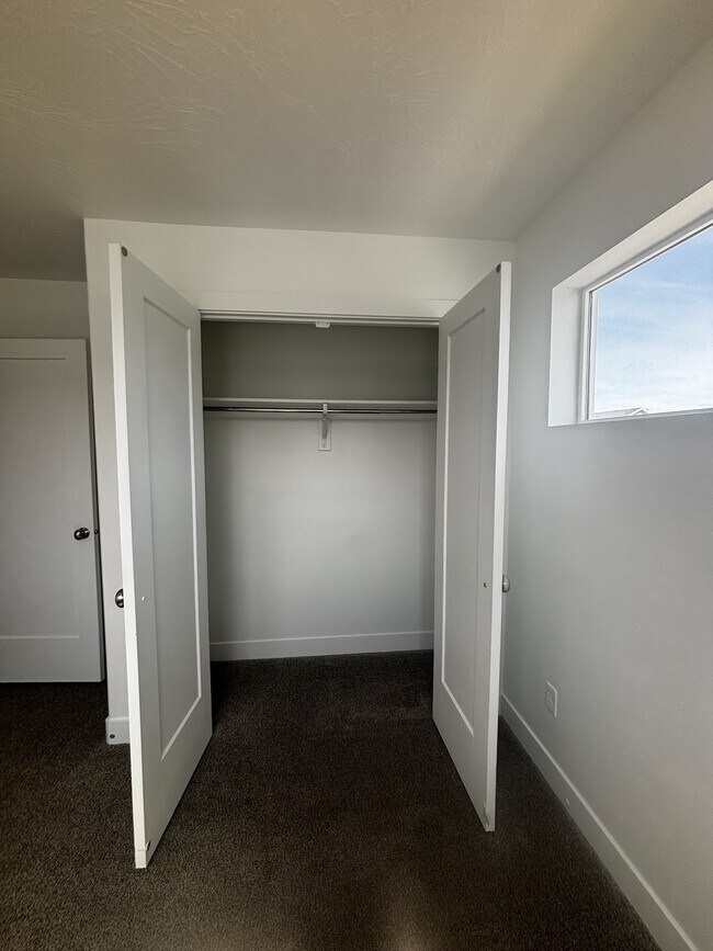 Building Photo - 1373 E Bell Buoy Way