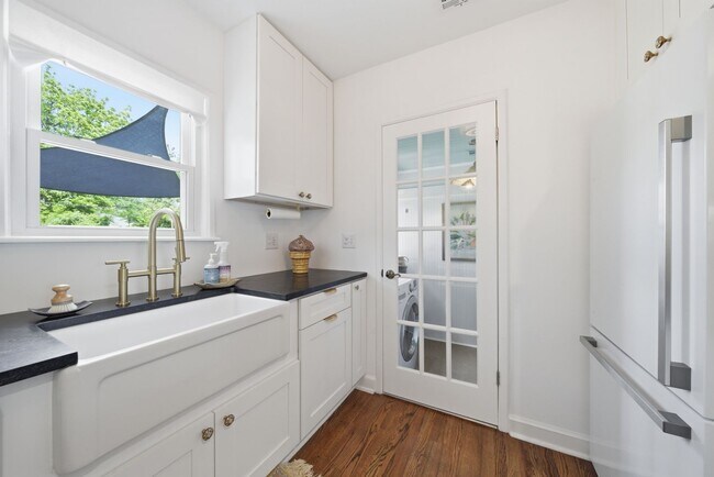 Building Photo - Charming 2-Bedroom, 1-Bath Home in Midtown