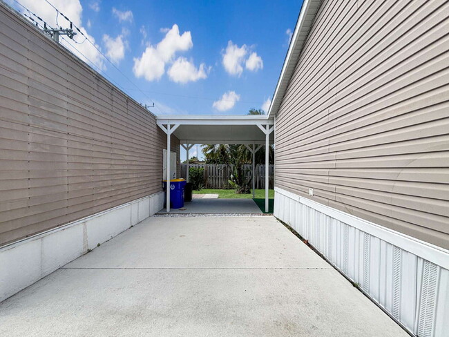 Building Photo - Charming Coastal Retreat in Ridgeway | Fenced Yard + Garage | Hobe Sound