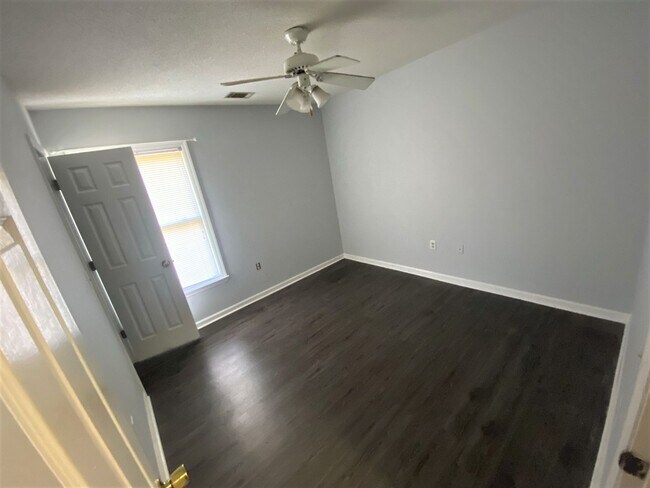 Building Photo - 205 Courtney Way