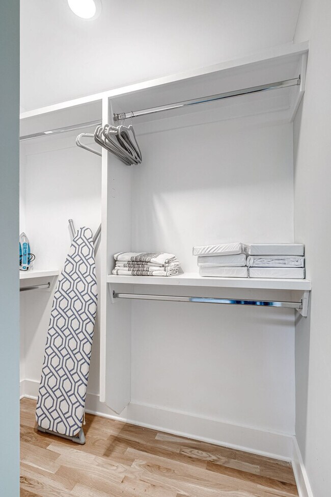 Building Photo - 2807 Delaware Ave