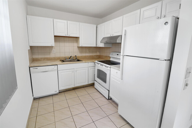 Building Photo - 580 Normandy Ln