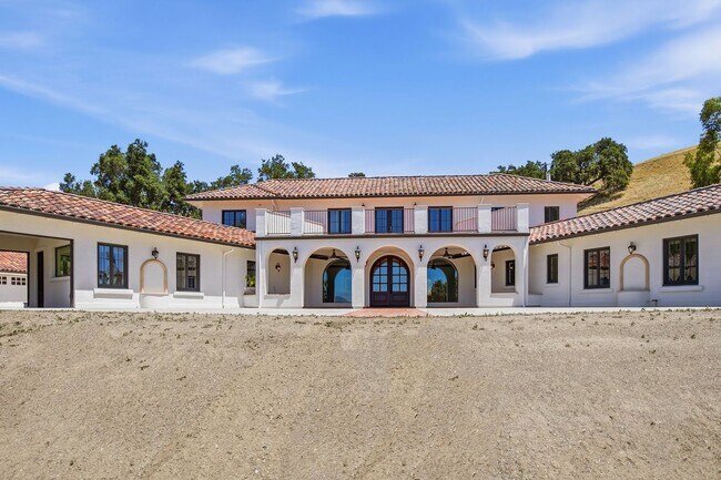 Building Photo - Luxury Foothills Estate | 4 Bed + Loft | 4.5 Bath | 6,200 Sq Ft | $8,500/month