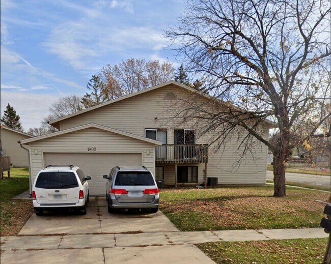 Building Photo - Spacious 2-Bed, 1-Bath Townhome with a Gar...