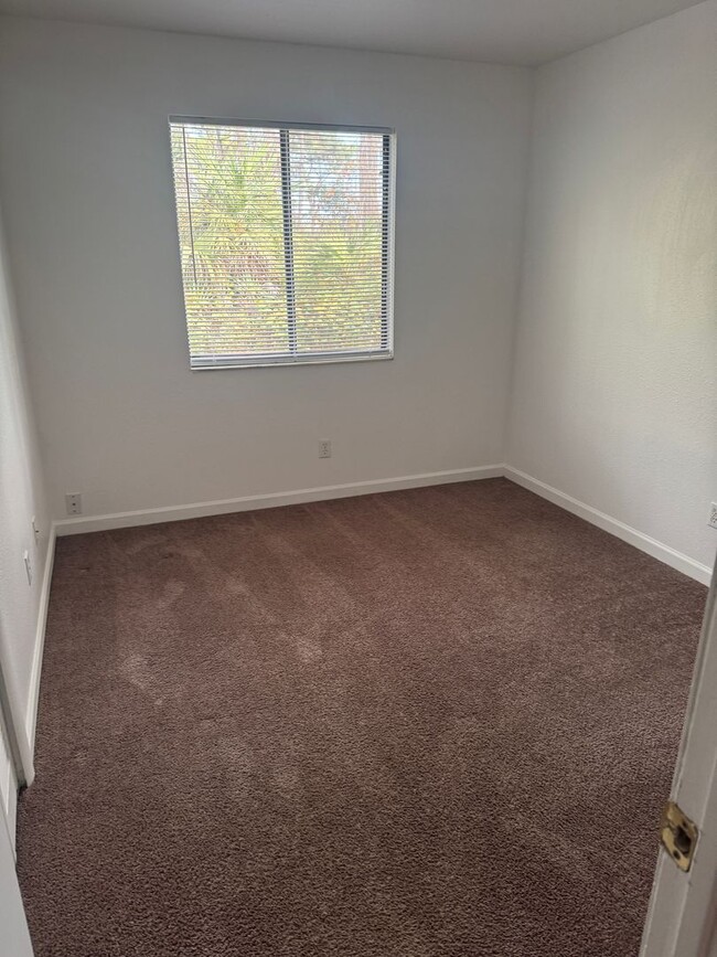 Building Photo - Spacious 2 bedroom/ 1 bath unit with inclu...