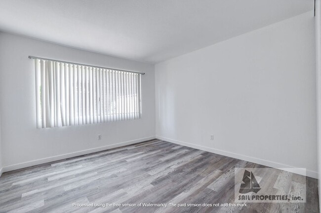 Building Photo - Beautifully Remodeled Unit Available Now!