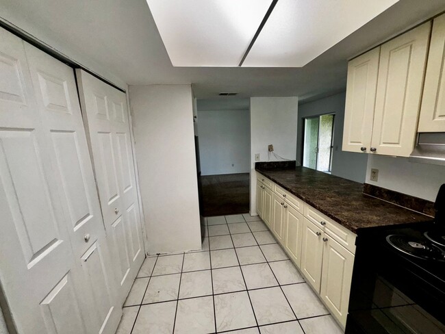 Building Photo - 2 Bedroom 2 Bath Hawthorne Village Condo n...