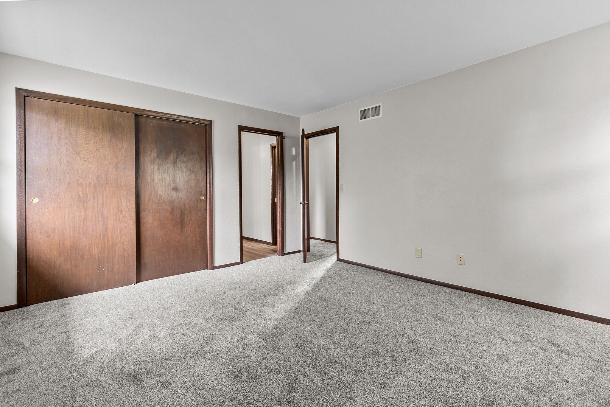 Master Bedroom - 1140 S Bluemound Dr