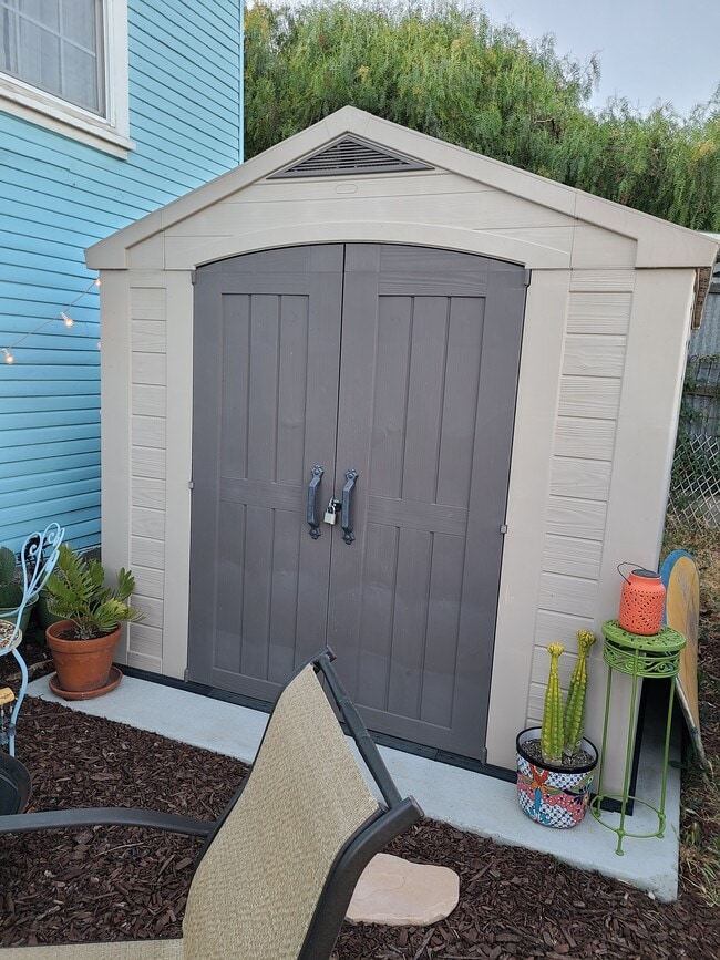 Storage unit next to house - 1644 Mohawk St