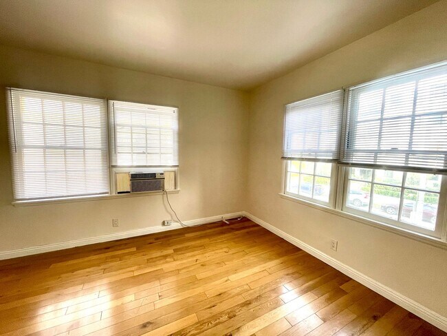 Building Photo - Charming Studio Near LACMA, The Grove & Melrose-Fairfax! MOVE IN READY!
